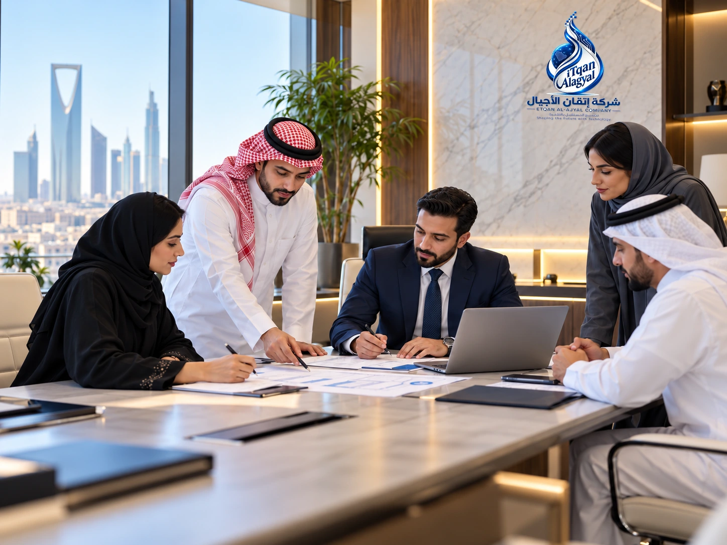 تصور لاجتماع مقدم من العميل مع الشعار الرسمي لإتقان على الجدار الرخامي؛ ليس توثيقاً لموظفي الشركة أو مقرها. تصور لاجتماع مقدم من العميل مع الشعار الرسمي لإتقان على الجدار الرخامي؛ ليس توثيقاً لموظفي الشركة أو مقرها.